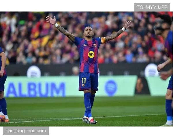 拉菲尼亚训练完直接去接孩子放学，球鞋还没换