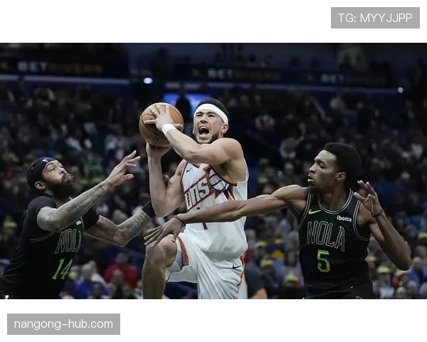 布克挡拆拉开空间效率提升显著，助太阳关键时刻持续得分